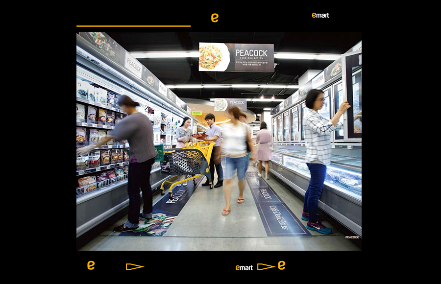 2013년 이마트 내 새롭게 조성된 피코크 코너에서 고객들이 쇼핑하고 있는 모습