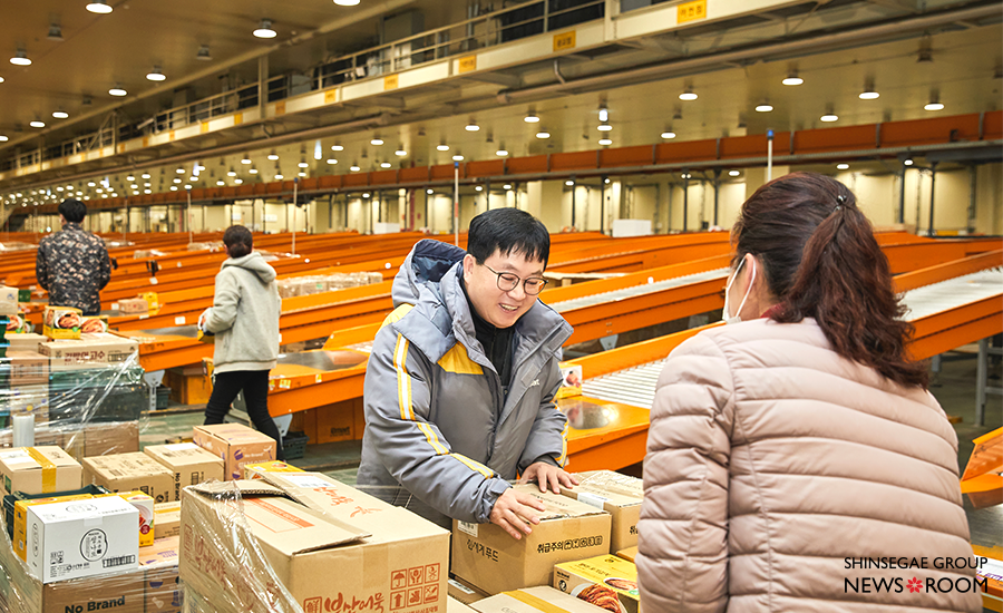 강주원 파트너가 한 동료와 담소를 나누고 있다.
