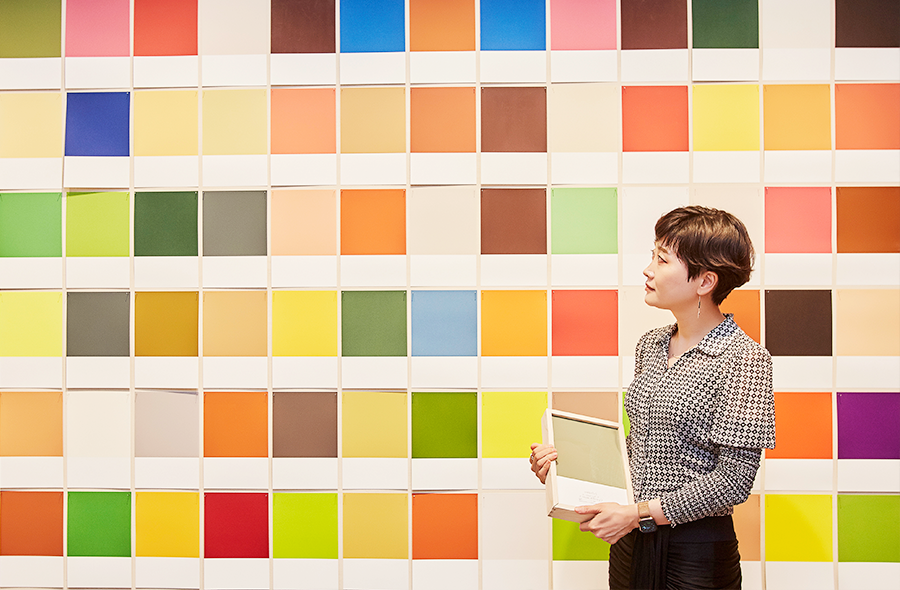 오명란 큐레이터가 사진작가 KDK(본명 김도균)의 '원 픽셀 스틸 라이프(One Pixel Still Life)'앞에서 작품을 감상하고 있다. 가격은 50만 원.