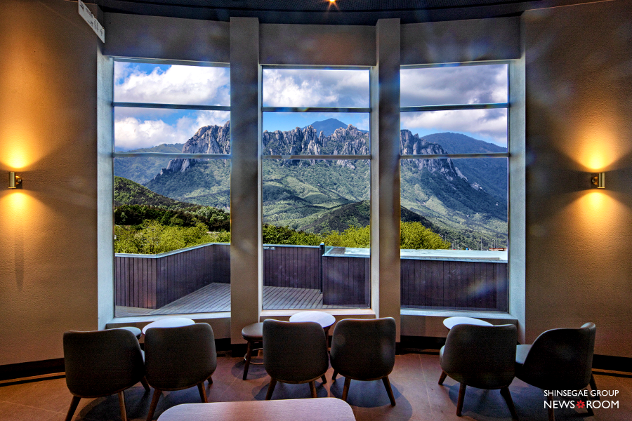 스타벅스 영랑호리조트점 내부. 맑은날에는 범바위는 물론 뒤편 설악산의 줄기까지 한눈에 보인다. 