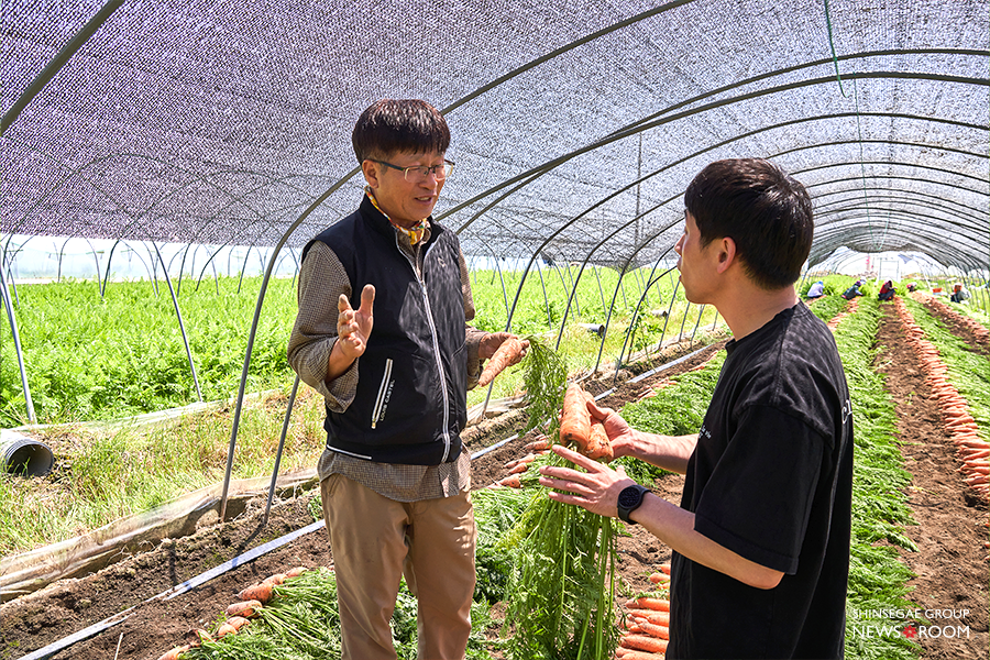 이마트 바이어와 당근 재배자가 이야기를 나누고 있다.