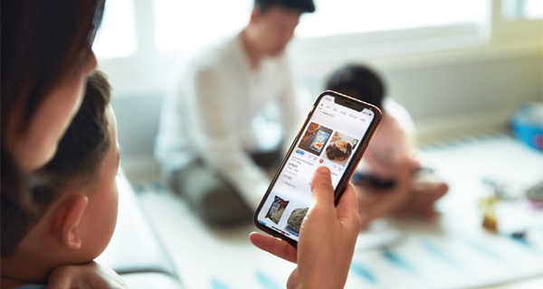 모델이 SSG닷컴 앱으로 제품을 검색하고 있다. SSG닷컴은 상반기 중 고객의 취향을 파악해 개인별로 다른 검색 화면을 보여주는 맞춤형 검색 `눈치 빠른 쓱검색`을 도입한다. [사진 제공 = SSG닷컴]