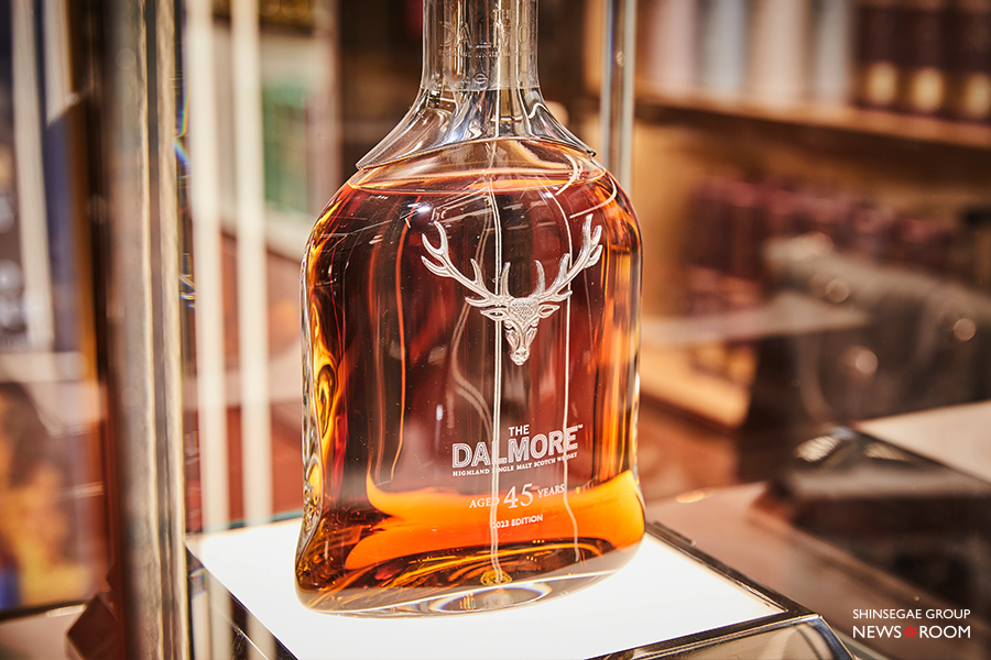 신세계면세점 주류매장에 전시된 달모어