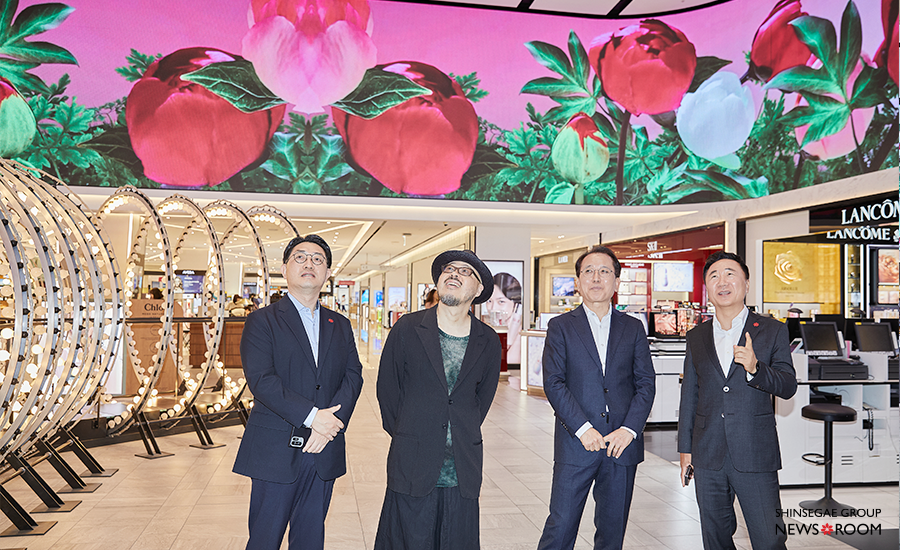 문현규 신세계디에프 본점장, 이병우 음악감독, 윤성용 국립중앙박물관 관장, 유신열 신세계디에프 대표이사가 신세계명동점 본점에서 국립중앙박물관과 신세계면세점이 함께 제작한 미디어 콘텐츠를 관람하고 있다.