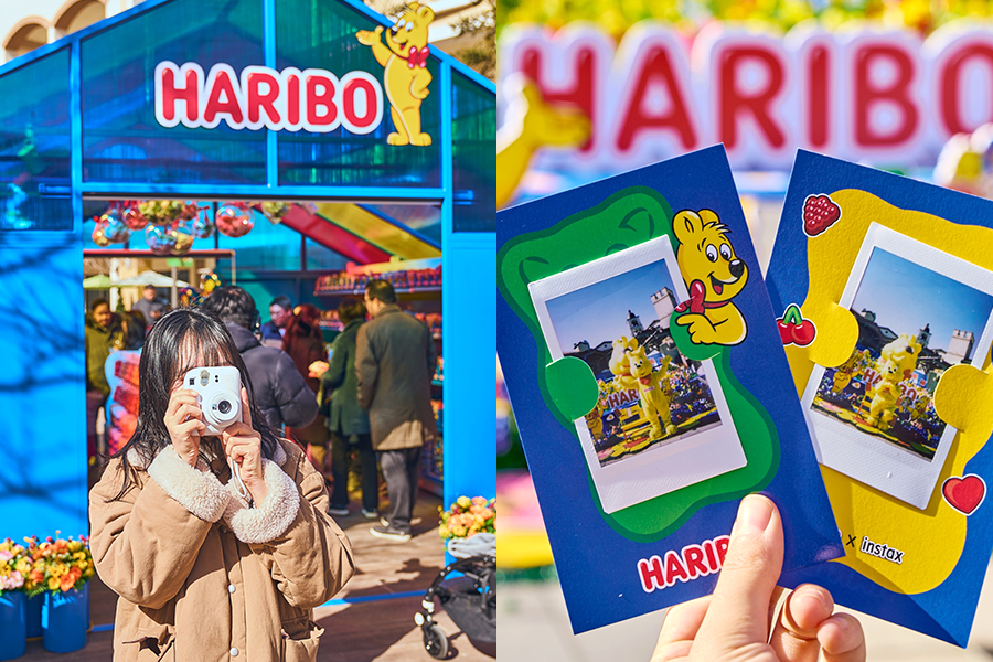 파주 프리미엄 아울렛 하리보 블루밍 가든에서 인스탁스 미니12로 즉석 사진을 촬영 중인 고객과 촬영한 사진