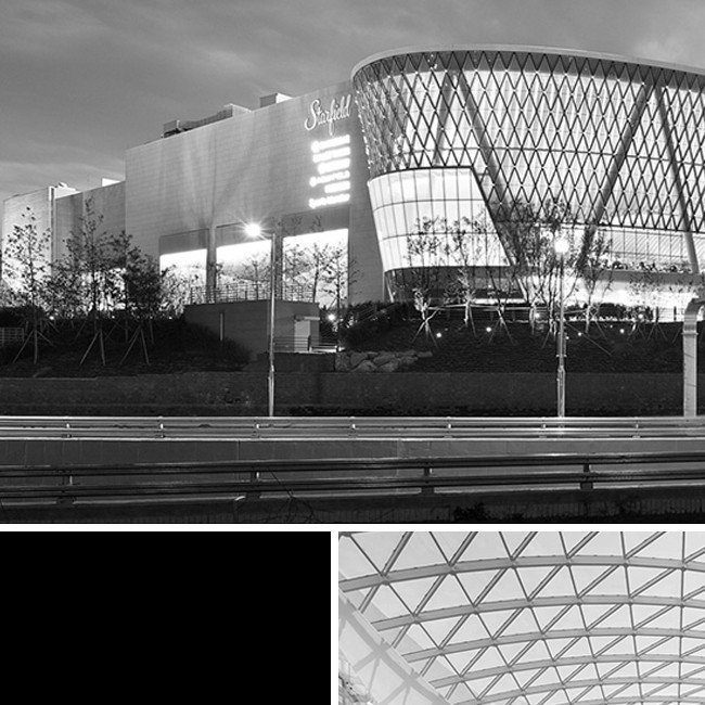 지루하고 단순한 쇼핑몰이 아닌 테마파크처럼 즐거운 쇼핑몰을 표방하는 스타필드 하남. 세상에 없던 쇼핑몰의 탄생을 위해서는 차별화된 무언가가 필요했습니다. 그 시작은 바로 즐거운 콘텐츠를 담아낼 특별한 공간. 신세계건설이 심혈을 기울여 스타필드 하남에 아름다운 이야기를 만들어낸 이유입니다. 