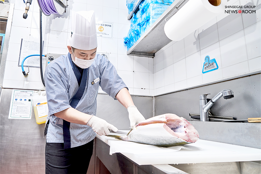 16년 경력의 이마트 월계점 최경덕 파트너가 신선한 국산 방어회를 뜨고 있다. 