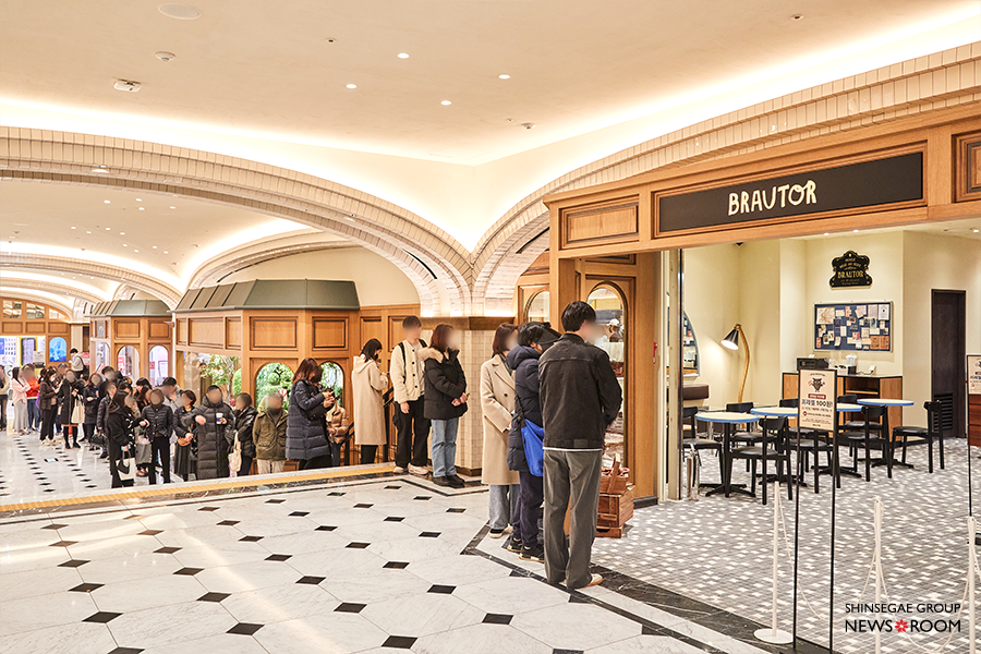 스위트 파크 오픈런과 함께 고객 대기 행렬이 이어지고 있다.