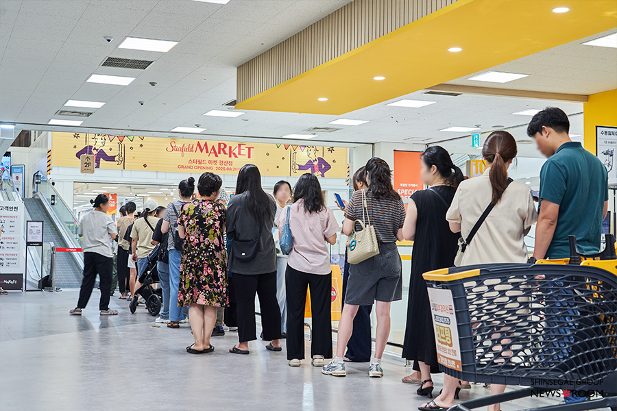 스타필드 마켓 경산점 1층에 줄을 선 고객들