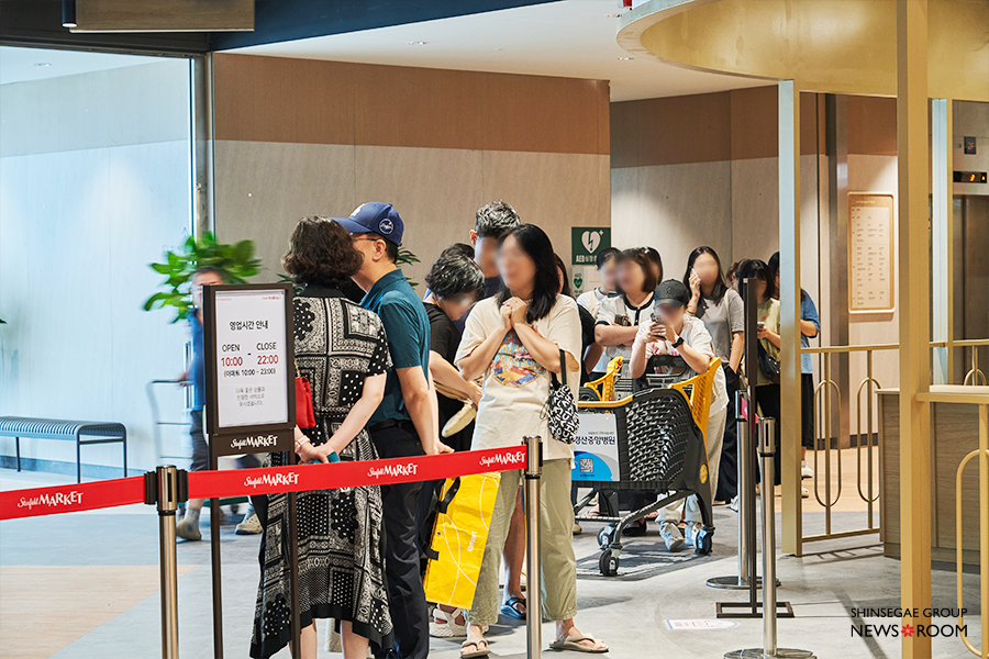 스타필드 마켓 경산점 2층에 줄을 선 고객들
